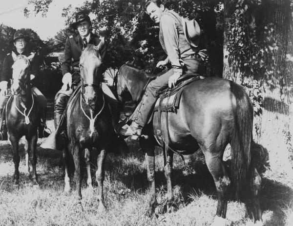 Bild 1 von 3: Alvarez Kelly (rechts) kooperiert zunächst mit der Unionsarmee unter Major Stedman (Patrick O'Neal, Mitte), um deren Viehherde von Mexiko nach Virginia zu treiben.