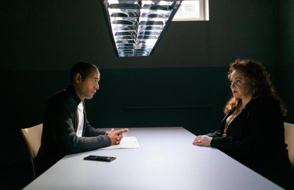 Bild 1 von 2: Jerry Paulsen (Peter Marton, links) nimmt Rita Weiß (Petra Berndt, rechts) in die Mangel - sie hat kein Alibi.