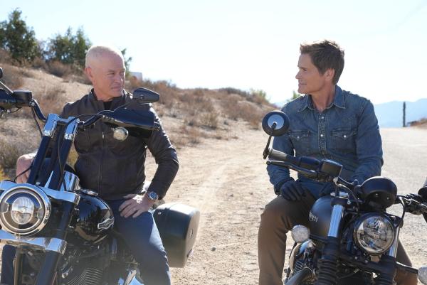 Bild 1 von 11: Ty O'Brien (Neal McDonough, l.); Owen Strand (Rob Lowe, r.)