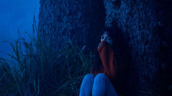 Bild 1 von 15: Mina (Sheila Vand) versteckt sich vor einem maskierten Mörder.