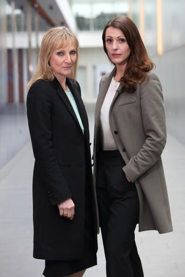 Bild 1 von 8: DC Janet Scott (Lesley Sharp, l.); DC Rachel Bailey (Suranne Jones, r.)