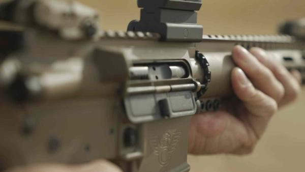 Bild 1 von 3: US-amerikanische Waffenhändler informieren ihre Regierung darüber, dass mexikanische Kartelle bei ihnen Sturmgewehre kaufen. Trotz erheblicher Risiken für die Bevölkerung will die Regierung dies für sich nutzen.