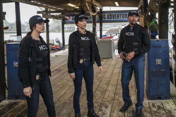 Bild 1 von 11: (v.l.n.r.) Special Agent Tammy Gregorio (Vanessa Ferlito); Special Agent Hannah Khoury (Necar Zadegan); Special Agent Quentin Carter (Charles Michael Davis)