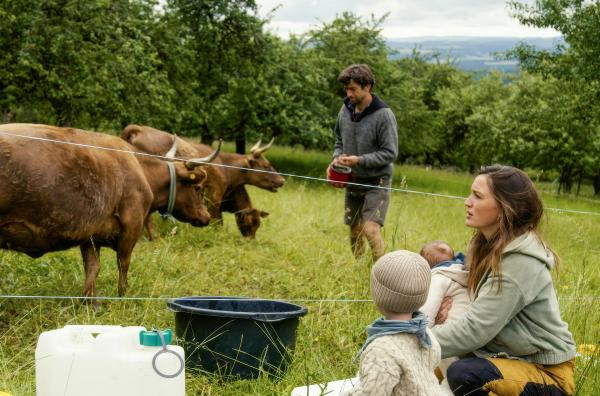 Bild 1 von 3: Patrick und Geraldine versuchen, ihr Leben als Influencer:innen und Landwirt:innen unter einen Hut zu bringen. In Klettgau an der Schweizer Grenze nehmen sie ihre Kinder auch mit zur Arbeit auf der Kuhweide.