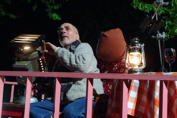 Bild 1 von 2: Peter (Peter Lustig) versucht, mit einem hellen Scheinwerfer einen interplanetarischen Kontakt herzustellen.