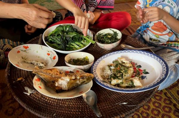 Bild 1 von 3: In Laos hat Bouagneun frisch gefangenen Fisch gegrillt und ihn mit Bananenblättern und Zitronengras angerichtet.