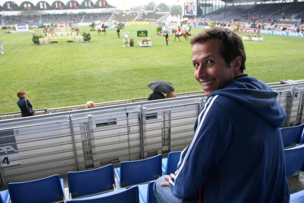Bild 1 von 5: Willi ist diesmal beim größten Reitturnier der Welt in Aachen. Er schaut sich das Parcoursspringen von der Tribüne aus an.