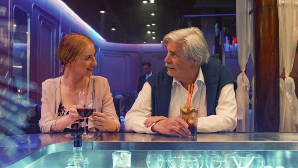 Bild 1 von 10: Im Bild: Réka Derzsi (Veronika), Peter Simonischek (Georg Graubner).