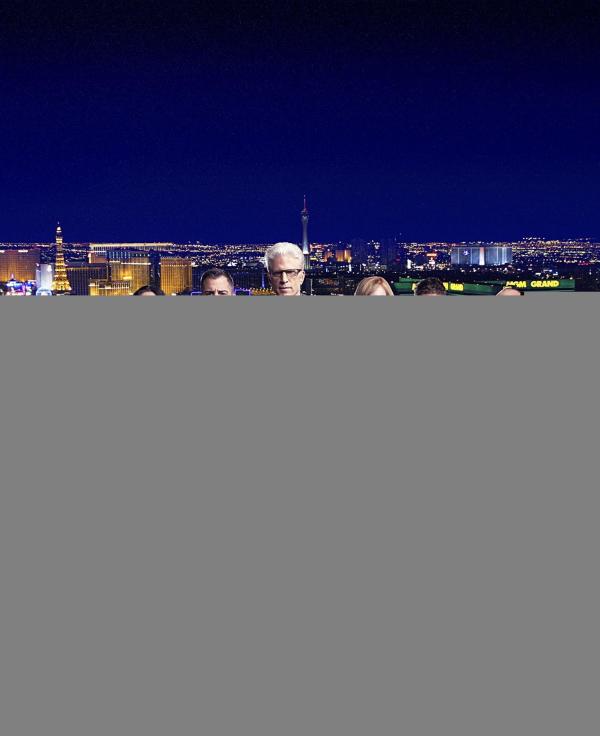 Bild 1 von 9: Das CSI-Team: V.l.: Dr. Albert Robbins (Robert David Hall), Sara Sidle (Jorja Fox), Nick Stokes (George Eads), D.B. Russell (Ted Danson), Catherine Willows (Marg Helgenberger), Greg Sanders (Eric Szmanda) und Captain Jim Brass (Paul Guilfoyle).