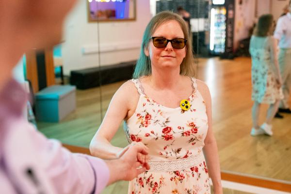 Bild 1 von 5: Luisa Haupt nutzt aufgrund ihrer starken Sehbeeinträchtigung auf der Arbeit verschiedene Hilfsmittel.