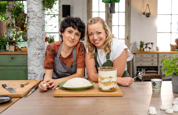 Bild 1 von 1: Meisterkonditorin Theresa Knipschild und Fernsehköchin Zora Klipp.