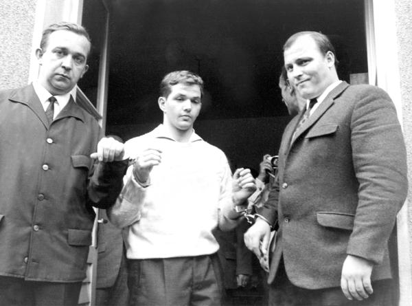 Bild 1 von 4: Justizbeamte begleiten Jürgen Bartsch am 22. Juni 1966 aus der Polizeistation in Mettmann.