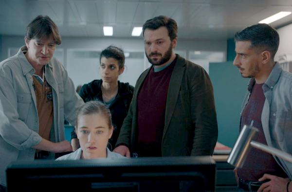 Bild 1 von 5: Das gesamte Polizeiteam (v.l.n.r.: Vincent Babel, Stéphanie Schneider, Karine Guignard, Thibaut Evrard, Cyprien Colombo) beginnt, die Schattenseiten der Vergangenheit der Staatsanwältin Anne Dupraz aufzudecken.