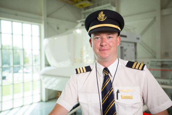 Bild 1 von 4: Dubai Airport, UAE - David (Dave) Storey, Emirates Pilot, inside the Emirates simulator room. After almost 3 months of intensive A380 training, Dave makes his inaugural journey flying the real thing - with hundreds of Munich bound passenegrs onboard.