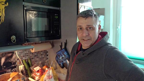 Bild 1 von 3: Der 46-jährige Carsten ist aufgeregt, denn neben seiner geliebten Freundin Antje kommen auch die Mannheimer Hartz und herzlich - Protagonisten Lothar und Michael zu Besuch nach Rostock.