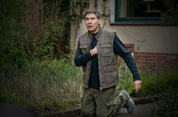 Bild 1 von 4: Pio (Mark Zak) bricht mit Schmerzen zusammen.