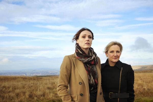 Bild 1 von 8: Rachel Bailey (Suranne Jones, l.); Janet Scott (Lesley Sharp, r.)