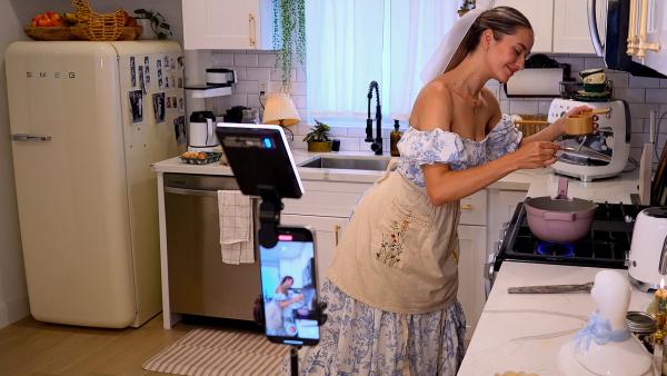 Bild 1 von 7: Heim, Herd und Kinder: Die Tradwife-Bewegung in den USA gewinnt immer mehr Anhänger. Der Unterschied zwischen Alexia Delarosa und anderen Tradwives: Delarosa macht ihre Posts mit einer guten Prise Humor.