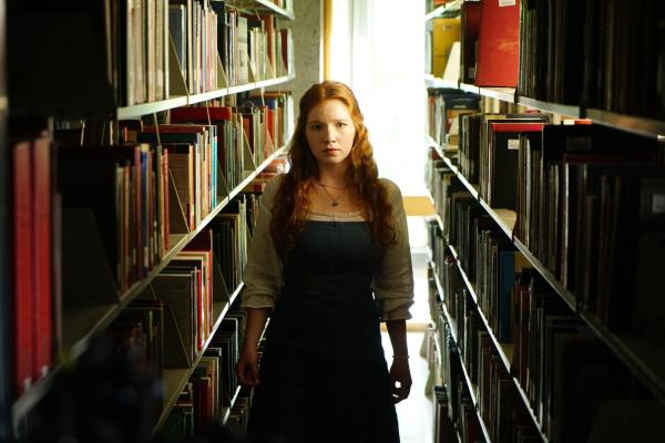 Bild 1 von 6: Foster Lee (Annalise Basso)