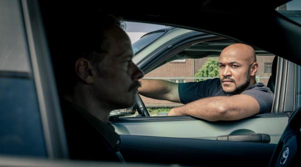 Bild 1 von 21: Im Bild: Otto Pösken (Malick Bauer, r) und Daniel Kossik (Stefan Konarske, l) unterhalten sich durchs Autofenster - Daniel Kossik ermittelt weiter gegen Rosa Herzog und Peter Faber und Otto Pösken soll ihm undercover dabei helfen.