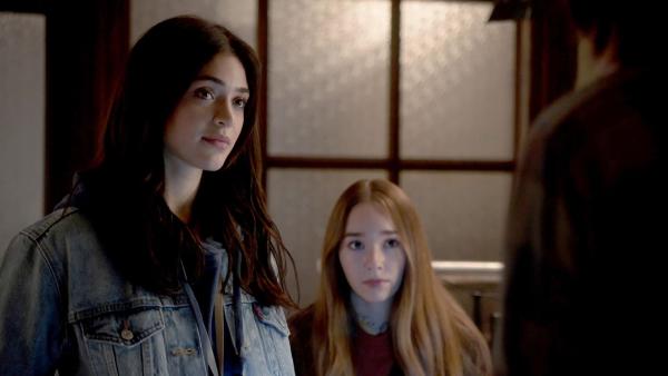 Bild 1 von 4: Olive Stone (Luna Blaise, l.); Angelina Meyer (Holly Taylor, r.)