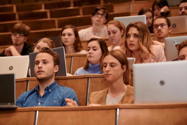 Bild 1 von 16: Alex (Nicolas Wolf, l.); Nicole Pütz (Hanna Plaß, r.)