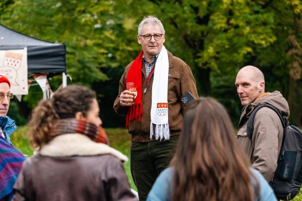 Bild 1 von 4: Nach dem Mord an einem Vereinsmitglied eines kölschen Vereins gerät Präsident Jürgen Gutmann (Gernot Schmidt, M.) unter Verdacht. Kommissarinnen Lilly Funke (Tatjana Kästel, 2.v.l.) und Amira Mahdi (Aylin Ravanyar, 2.v.r.) befragen ihn. (Komparsen im Bild)