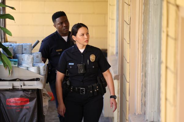 Bild 1 von 3: Officer Lucy Chen (Melissa O'Neil) und Aaron Thorsen (Tru Valentino) lauern einem Verdächtigen in einem Motel auf, um ein Baby zu retten.