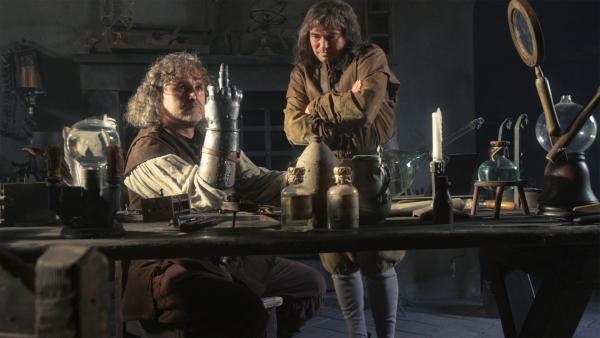 Bild 1 von 6: Auch ehrbare Ritter konnten abstürzen. So wie etwa Götz von Berlichingen, der Ritter mit der eisernen Hand. Um seinen Lebensunterhalt zu verdienen, machte er sich als Raubritter einen Namen.