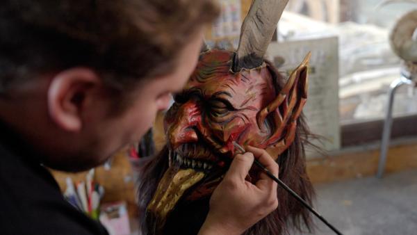 Bild 1 von 8: Die neue Krampusmaske ist fast fertig.