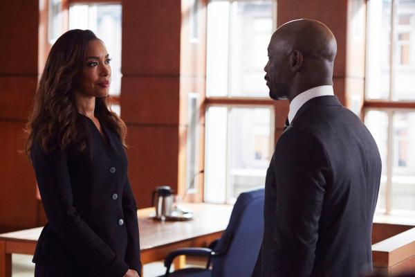 Bild 1 von 2: Nach längerer Zeit trifft Jessica (Gina Torres) auf Jeff (D. B. Woodside). Nicht wirklich auf dieses Wiedersehen eingestellt, wird es sehr emotional.