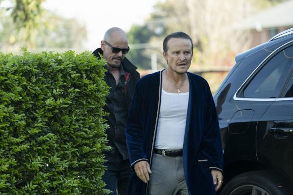 Bild 1 von 7: Ray Shoesmith (Scott Ryan, l.); Freddy (Damon Herriman, r.)