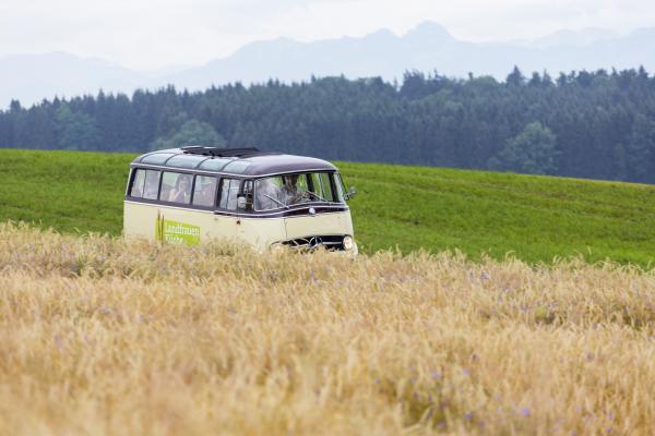 Bild 1 von 31: In Oberbayern macht der Landfrauenbus diesmal Halt im Chiemgau. Hier lebt Joanna Kantorowicz mit ihrem Verlobten Florian und dem gemeinsamen Söhnchen. Joanna stammt eigentlich aus Niedersachsen und studierte Internationale Betriebswirtschaft. Während eines Praktikums auf dem Hof der Familie Reiter - so heißt Joannas Verlobter - verliebte sie sich und blieb auf dem Biohof.
