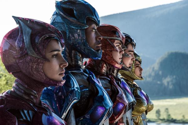Bild 1 von 8: (v.l.n.r.) Pink Ranger (Naomi Scott), Blue Ranger (RJ Cyler), Red Ranger (Dacre Montgomery), Black Ranger (Ludi Lin), Yellow Ranger (Becky G)