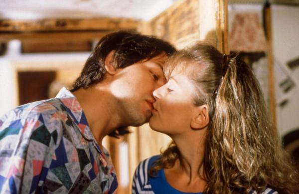 Bild 1 von 3: Im Bild: Sonja (Karin Thaler) ist verliebt. Kurzentschlossen zieht sie zu ihrem neuen Freund Jan (Martin May), nach München.