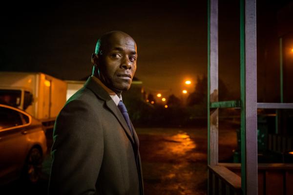 Bild 1 von 8: Es stellt sich heraus, dass Mark (Paterson Joseph) Beweismaterial unterschlagen hat, das mit dem Mord an Roberts Schützling Susan zusammenhängt.