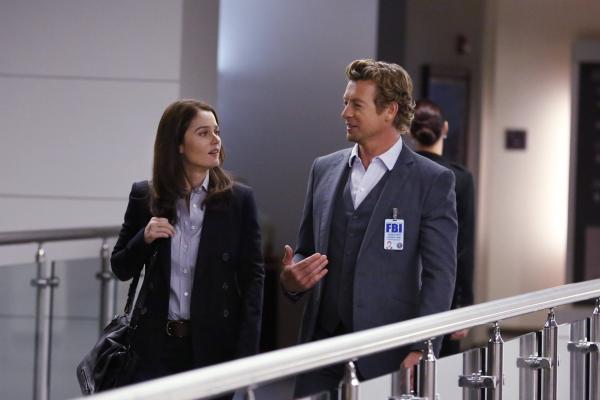 Bild 1 von 14: Nachdem Lisbon (Robin Tunney, l.) Jane (Simon Baker, r.) dazu gebracht hat, ihr und dem Team in einem neuen Fall behilflich zu sein, beginnen sie sofort mit den Ermittlungen ...