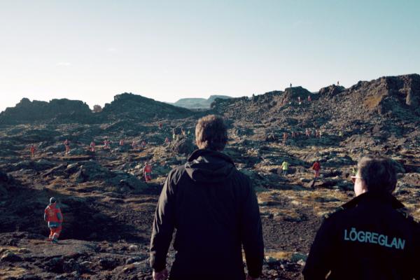 Bild 1 von 8: Helgi (Björn Hlynur Haraldsson, Mi.) betrachtet das Lavafeld unter dem erloschenen Vulkan Snæfellsjökull, den Ort des Verbrechens: Hier sind schon häufiger Menschen auf mysteriöse Weise verschwunden.
