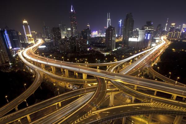 Bild 1 von 15: Die riesige Metropole Shanghai ist geteilt durch ein großes Netz von \