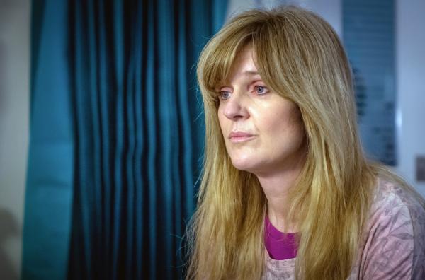 Bild 1 von 1: Clare (Siobhan Finneran) macht sich Sorgen um ihre Schwester Catherine, die nach einer gewaltvollen Auseinandersetzung mit Tommy um ihr Leben kämpft.