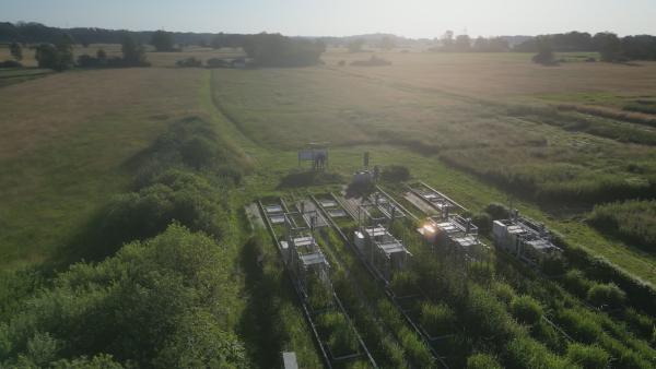 Bild 1 von 7: Moore absorbieren doppelt so viel CO2 wie alle Wälder der Erde zusammen. Paludikulturen bieten die Chance, Landwirtschaft auf wiedervernässten Moorböden zu betreiben. Die Hochschule Weihenstephan-Triesdorf betreibt eine weltweit einzigartige Messanlage, die den Emissionsaustausch von Paludikulturen erfassen kann. So können die Forschenden ihre Klimabilanz errechnen.