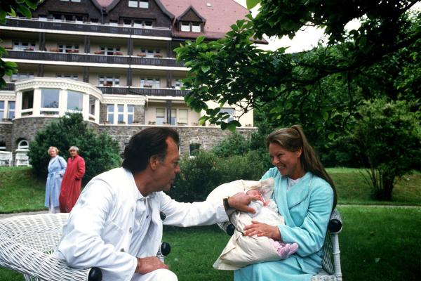 Bild 1 von 2: Olga Kolb (Karin Baal) ist sehr glücklich. Seit sie ihr eigenes Kind verloren hat, widmet sie sich ganz dem Findelkind, das Prof. Brinkmann (Klausjürgen Wussow) ihr anvertraut hat.