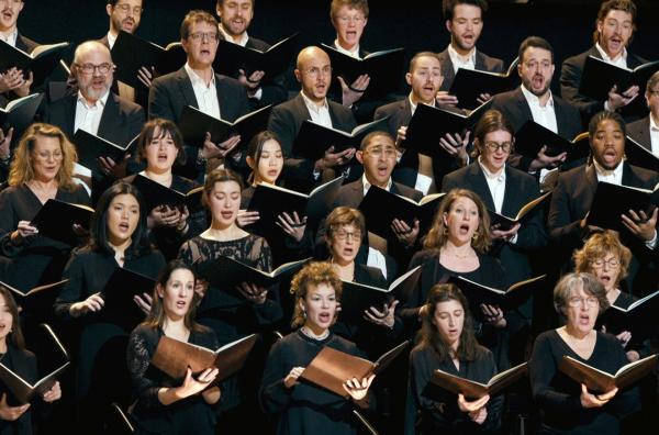 Bild 1 von 5: Der Chor des Orchestre de Paris überzeugt mit seiner musikalischen Bandbreite von Moderne bis Impressionismus.