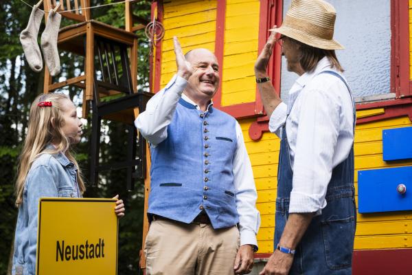 Bild 1 von 6: Hubert und Sascha überraschen Franzi mit einem Neustadt Schild. Von links: Franzi (Mia Löffler), Hubert (Bernhard Ulrich), Sascha (Eisi Gulp).