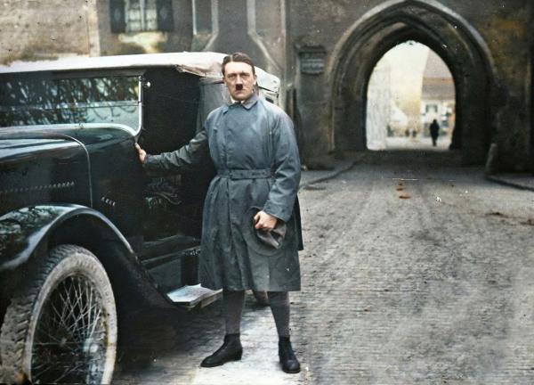 Bild 1 von 7: Nach seiner Gefängnisstrafe kehrt Adolf Hitler auf die politische Bühne zurück. Wenige Stunden vor Eberts Tod gründet er die NSDAP neu.