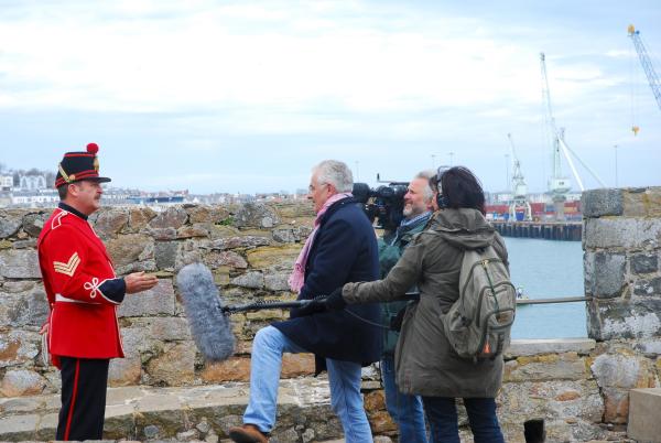Bild 1 von 2: ZDF-Korrespondent Alexander von Sobeck im Gespräch mit einem Soldaten auf der Festung St. Peter Port in Guernsey.