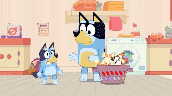 Bild 1 von 3: Bluey und Bingo wollen das Spielzimmer nicht aufräumen, also beauftragen sie Papa Roboter, es für sie zu tun. Doch als Bluey beschließt, dass sie das Spielzimmer nie wieder aufräumen möchte, geht Papa Roboter kaputt...