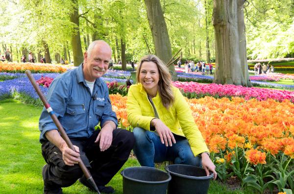 Bild 1 von 1: Moderatorin Andrea Grießmann mit André Beijk auf dem Keukenhof.
