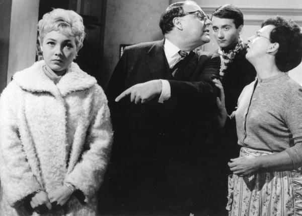 Bild 1 von 7: Im Bild: Helga Martin, Heinz Erhardt, Peter Vogel, Else Quecke.