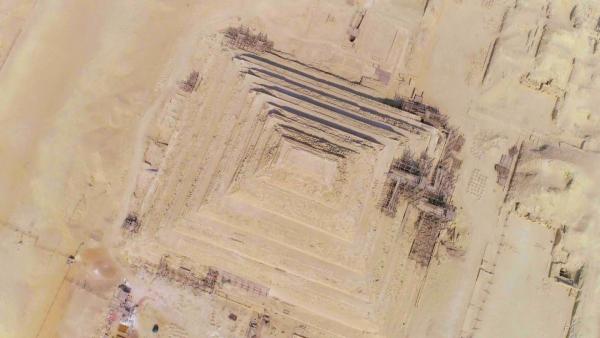 Bild 1 von 3: Sie soll aussehen wie eine Treppe, die in den Himmel ragt - die erste Steinpyramide der Weltgeschichte: Sakkara.